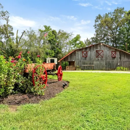 Log Cabin, Utk/Neyland, Smokies, 16Acres, FP, HotTub, GameRoom,Fishing,Golf,Pets