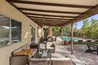 Las Vegas Oasis with Private Pool and Hot Tub 12-min from The Strip - プライペートプール