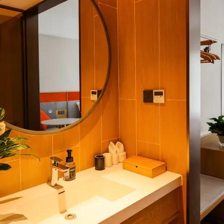 Interstate Honghu Hotel