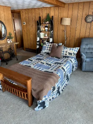 Quiet waterfront cabin near Tomahawk & Minocqua, Pet friendly - Hytter