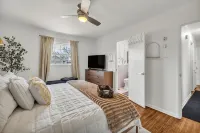 Golden Era Retreat-3 Miles to Expo-Fully-Fenced-Pet Friendly