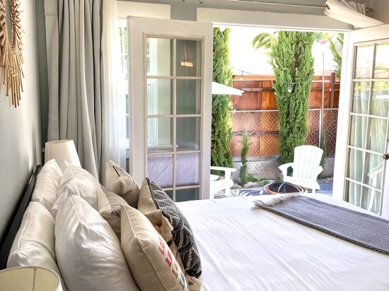 Hollywood house with parking & backyard, walk to attractions
