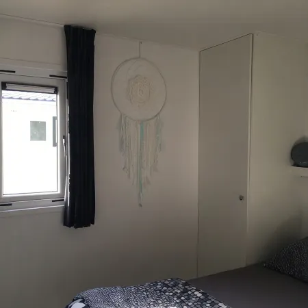 Beautiful and comfortably furnished chalet 400 meters from the beach of Petten. Hotels in Petten
