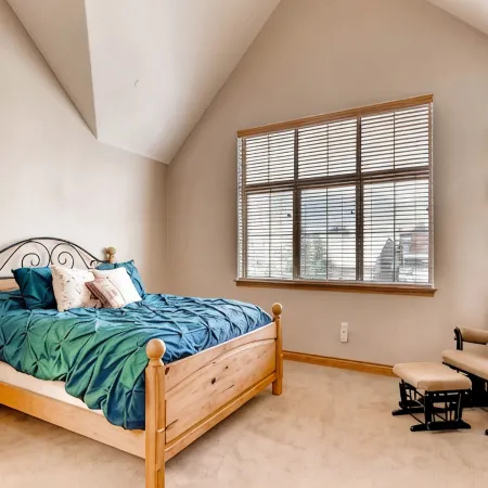 Beautiful condo next to trails, lake, skiing, shops and restaurants! Hot tub!