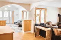Historic 8th Ave Home - 5 Bdrm Downtown Bozeman - 방갈로
