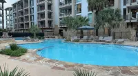 🌟Lakeside Getaway Luxury Waters Condo @HSB Resort Near Yacht Club Pool HotTub🌟 - Homestays