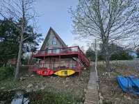 A-Frame Cabin on Lake Galilee シャープのホテル