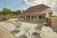 Luxury 2-Bed Cotswolds Barn with Private Hot Tub | Sleeps 4 - บังกะโล
