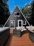 Cozy & Modern A-Frame in the woods w/HOT TUB - Alphydda