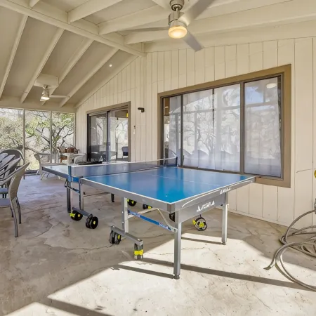 MOUNTAIN TOP WITH 4 ACRES AND SPECTACULAR VIEWS WITH HOT TUB