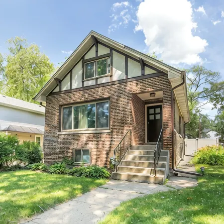 Cozy 4-bedroom house in adorable Evanston with WiFi, AC