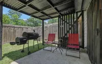 Cozy 2 Bed 1 Bath Home near IAH