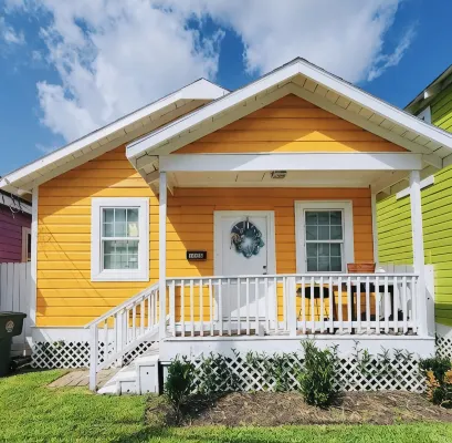 Whimsical Mermaid - 4 Min. to Cruise Port and Half Mile from Beach - Country Houses