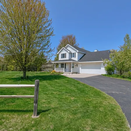 Harbor School House - Private home, great outdoor space, 5 minute walk downtown