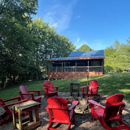 Cabin in Hocking Hills with Hot Tub, Fire Pit and Covered Back Deck. Отели в г. Хокинг