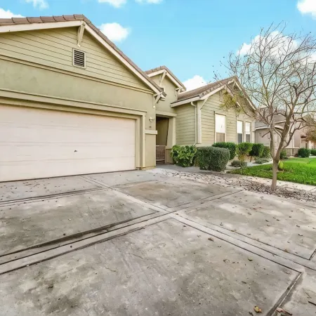 Spacious 4 BR home-Near UC Merced- quit neighborhd Отели в г. Мерсед