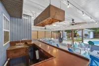 ENTIRE Home, POOL, LANAI/PORCH, Private BAR, MINUTES to Beach, FULLY STOCKED!!