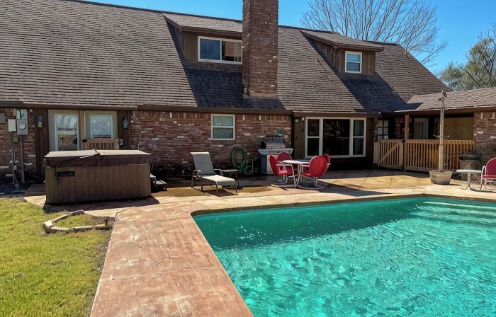 Beautiful Tudor Style home centrally located, and packed with amenities!