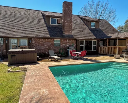 Beautiful Tudor Style home centrally located, and packed with amenities! Hotels in Belton