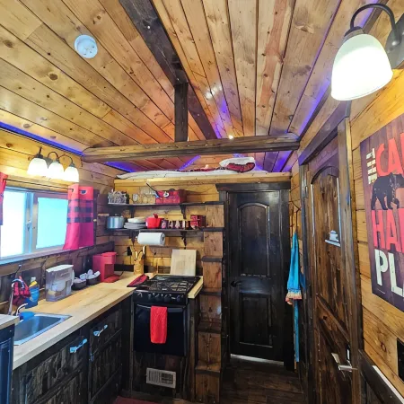 Black Bear Bungalow:Cozy tiny home in enchanting wooded Spokane with AC