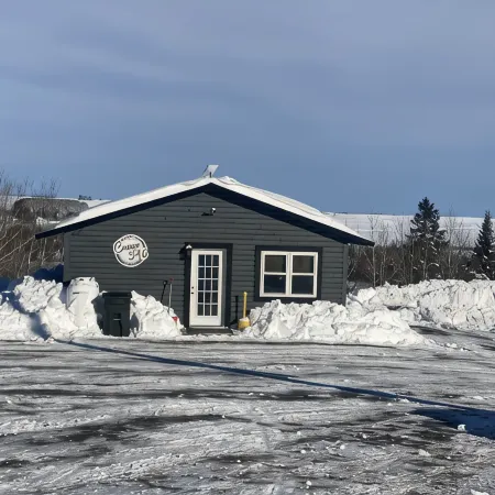 Beautiful Cabin Sleeps 4(up to 6) w/direct access to snowmobile and ATV trails!