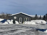 Beautiful Cabin Sleeps 4(up to 6) w/direct access to snowmobile and ATV trails! - Chalets