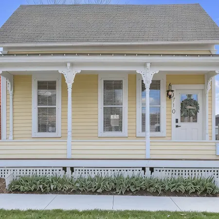Adorable Little Yellow House, Prime Location! Downtown Pella, IA