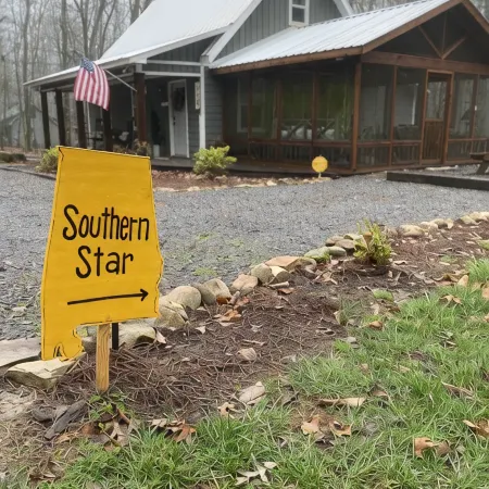 🌟Cozy Mountain Cottage w/ Hot Tub & Porch Swing Bed🌟