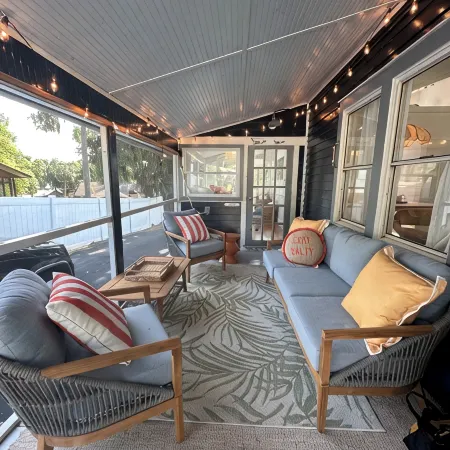 Charming 2-bedroom cottage in downtown Mount Dora with RV parking, pets welcome