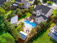 2mi to Beach + Sleeps 14 + Luxury 5Br + Pool + Hot Tub + Summer Getaway - ジャグジー