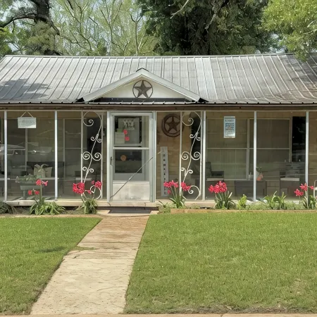 Lottie Mae’s Place has a warm cozy homely vibe. 2 minutes from town
