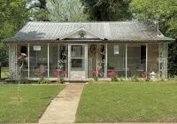Lottie Mae’s Place has a warm cozy homely vibe. 2 minutes from town - 2-نجوم