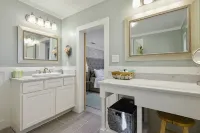 Beach House Shady Oaks Gulfport Ocean Views Walk to the Beach, Fire pit, Grill - ติดทะเล