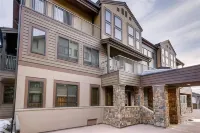 Cozy Ski in/Ski out studio steps from the lift! - 무료 와이파이