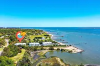 No Cleaning Fee! Brand New Double Queen Studio Condo w/ Waterfront Pool + Beach - Homestays