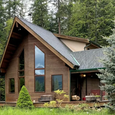 Cozy Retreat Chalet with Loft Bedroom & Fireplace – Near Nelson & Ski Hills
