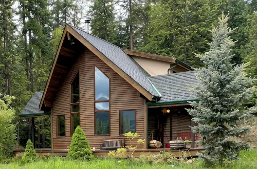 Cozy Retreat Chalet with Loft Bedroom & Fireplace – Near Nelson & Ski Hills - Hytter
