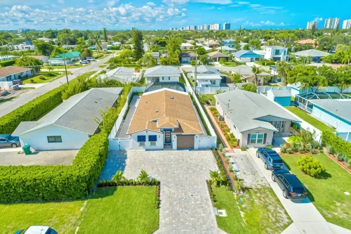 Sea Breeze Paradise - Walk to Vanderbilt Beach and Mercato, Heated Pool Home