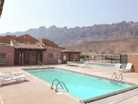 Moab Townhome - Pool - 2Br - Sleeps 8 - Arches - Homestays