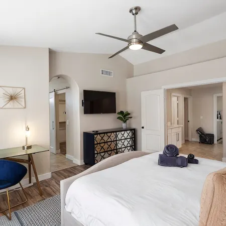 On HGTV Show House Hunters! Heated Pool! Family & Dog friendly, Prime location!