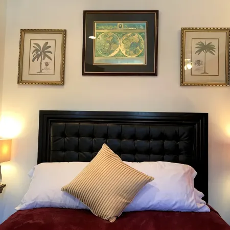 Downtown Hideaway, studio accommodations, in the heart of the Historic District