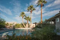 Modern Vegas Hot Tub Retreat • Pet Friendly • Near Strip • 10% Off January - วิลล่า