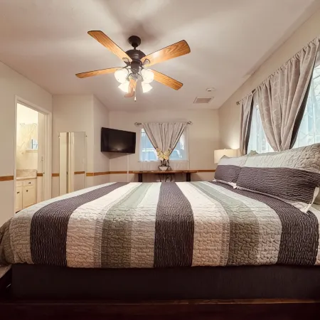 Family friendly 4-bedroom house in Oakhurst with 2 King Bedrooms, WIFI and HVAC.