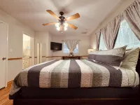 Family friendly 4-bedroom house in Oakhurst with 2 King Bedrooms, WIFI and HVAC.