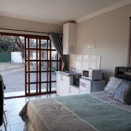 8 Soenie Avenue Self Catering Отели рядом с достопримечательностью «Северная Претория»