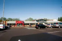 Days Inn by Wyndham Watford Gap - parking