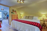 Downtown Boothbay Harbor Vintage Summer Camp Suite - 3-Star