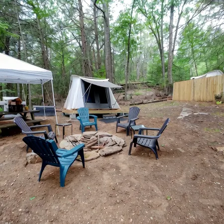 Campers Paradise, cozy tents, hot tub, free EV charger. Pet friendly