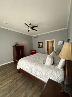 Spacious 5 Bedroom, 3.5 Bathroom Lakeview home with a large yard awaits! - 홈스테이