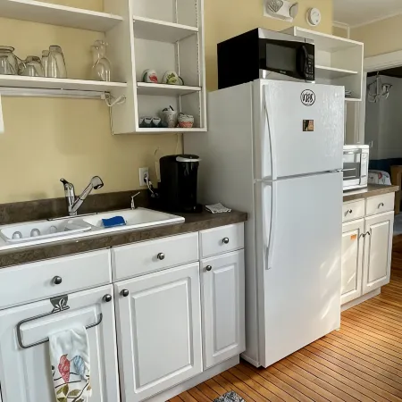 Cozy 1890 Cottage Studio with Hot Tub and Fire Pit in Downtown Kennebunk